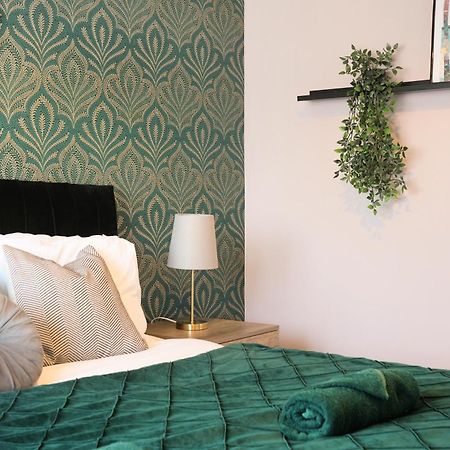 Cosy Corner In Aylesbury Near Stoke Mandeville Hospital & Town Centre With Private Parking Eksteriør billede