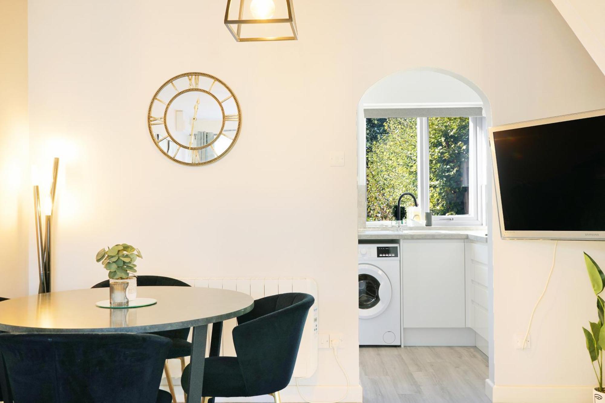 Cosy Corner In Aylesbury Near Stoke Mandeville Hospital & Town Centre With Private Parking Eksteriør billede
