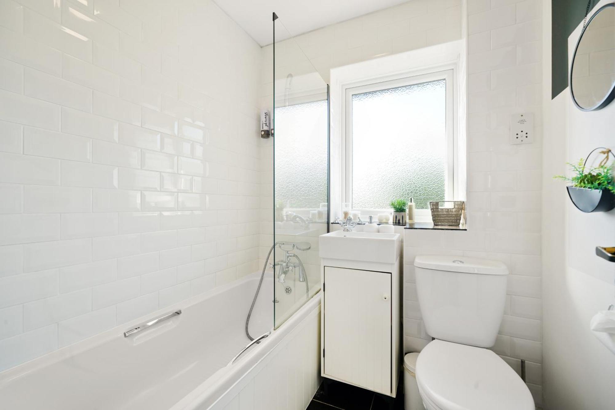 Cosy Corner In Aylesbury Near Stoke Mandeville Hospital & Town Centre With Private Parking Eksteriør billede