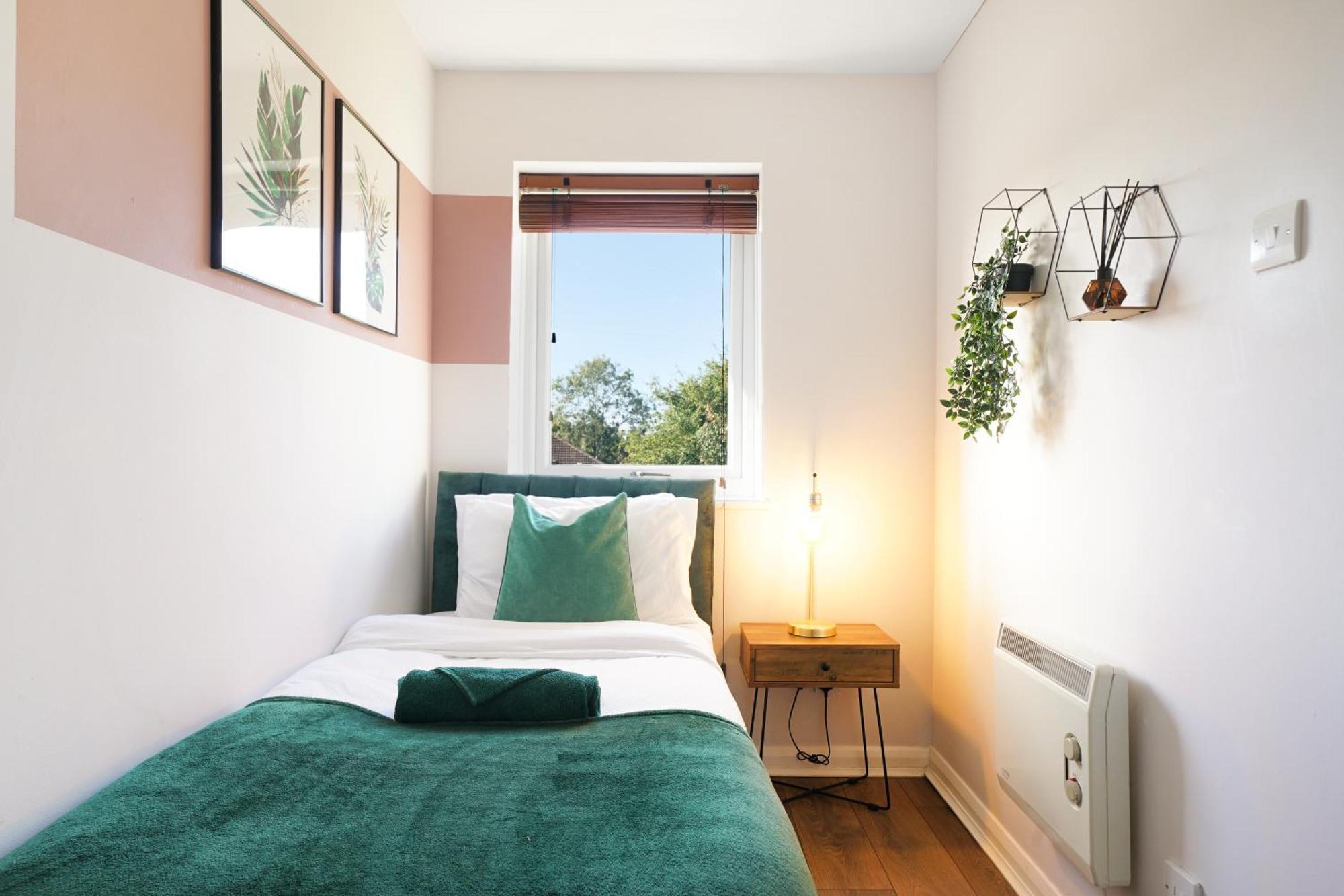 Cosy Corner In Aylesbury Near Stoke Mandeville Hospital & Town Centre With Private Parking Eksteriør billede