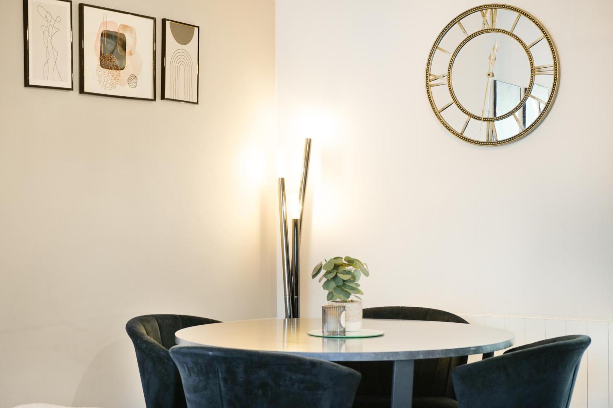 Cosy Corner In Aylesbury Near Stoke Mandeville Hospital & Town Centre With Private Parking Eksteriør billede