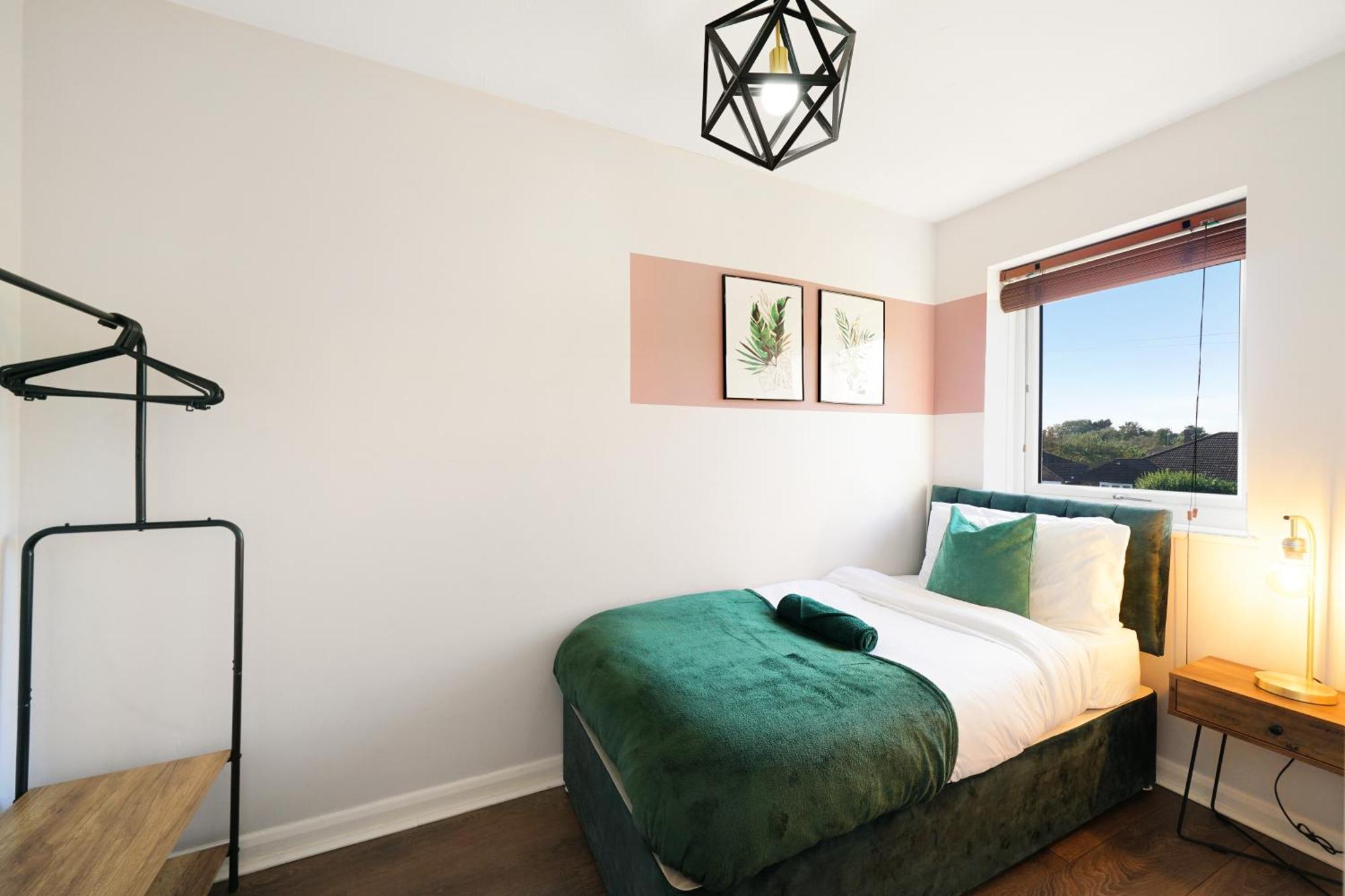 Cosy Corner In Aylesbury Near Stoke Mandeville Hospital & Town Centre With Private Parking Eksteriør billede